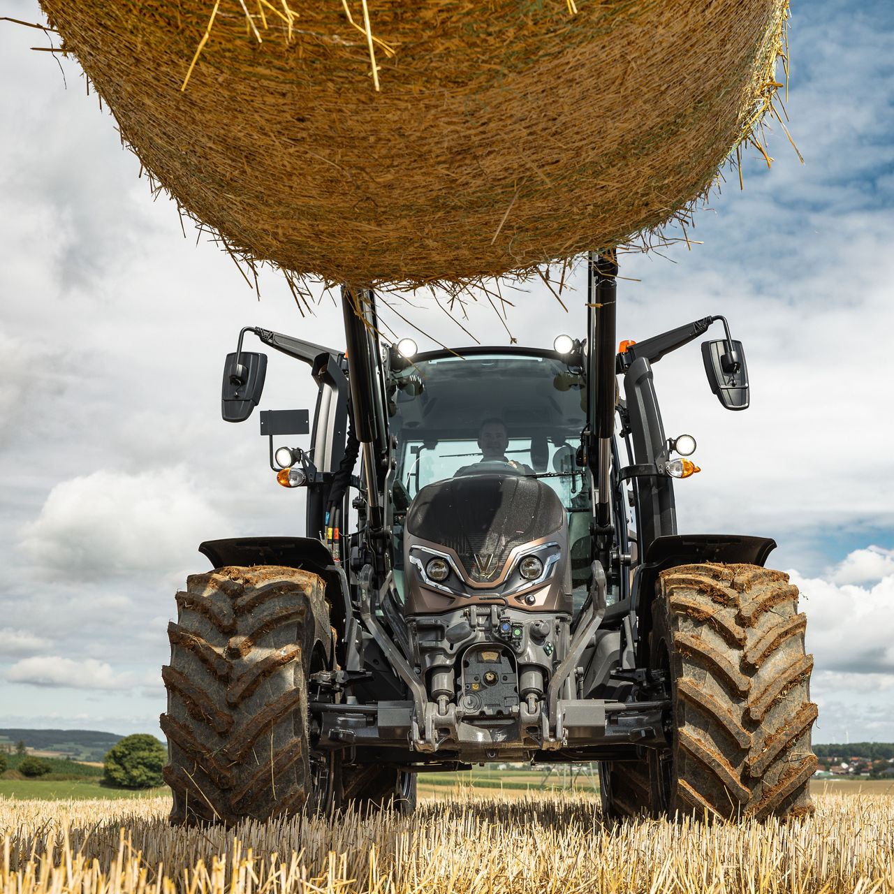 valtra-g-series-best-visibility-for-loading_4000x4000.jpg