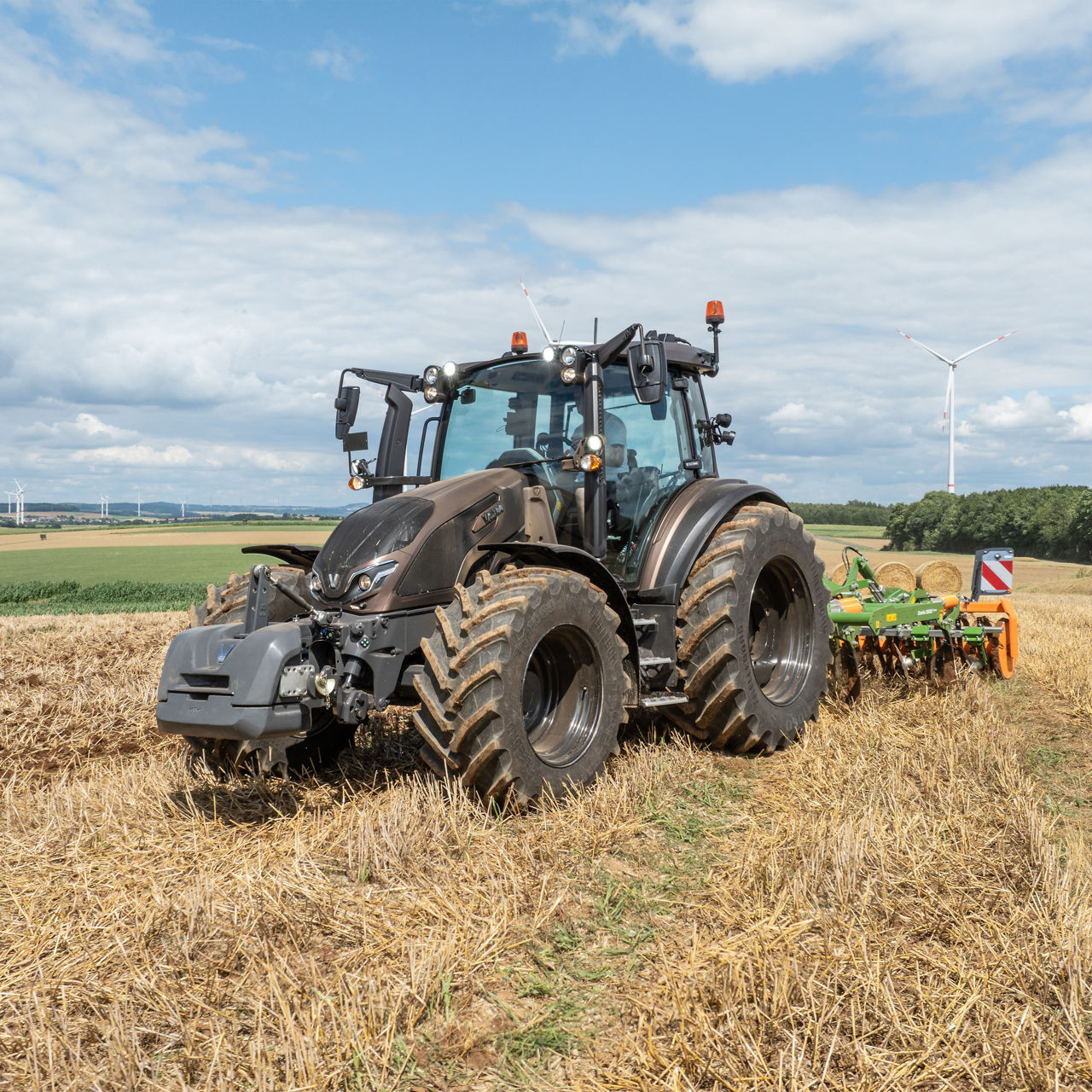 valtra-g-series-powerful-efficient-cvt-tractor_4000x4000.jpg