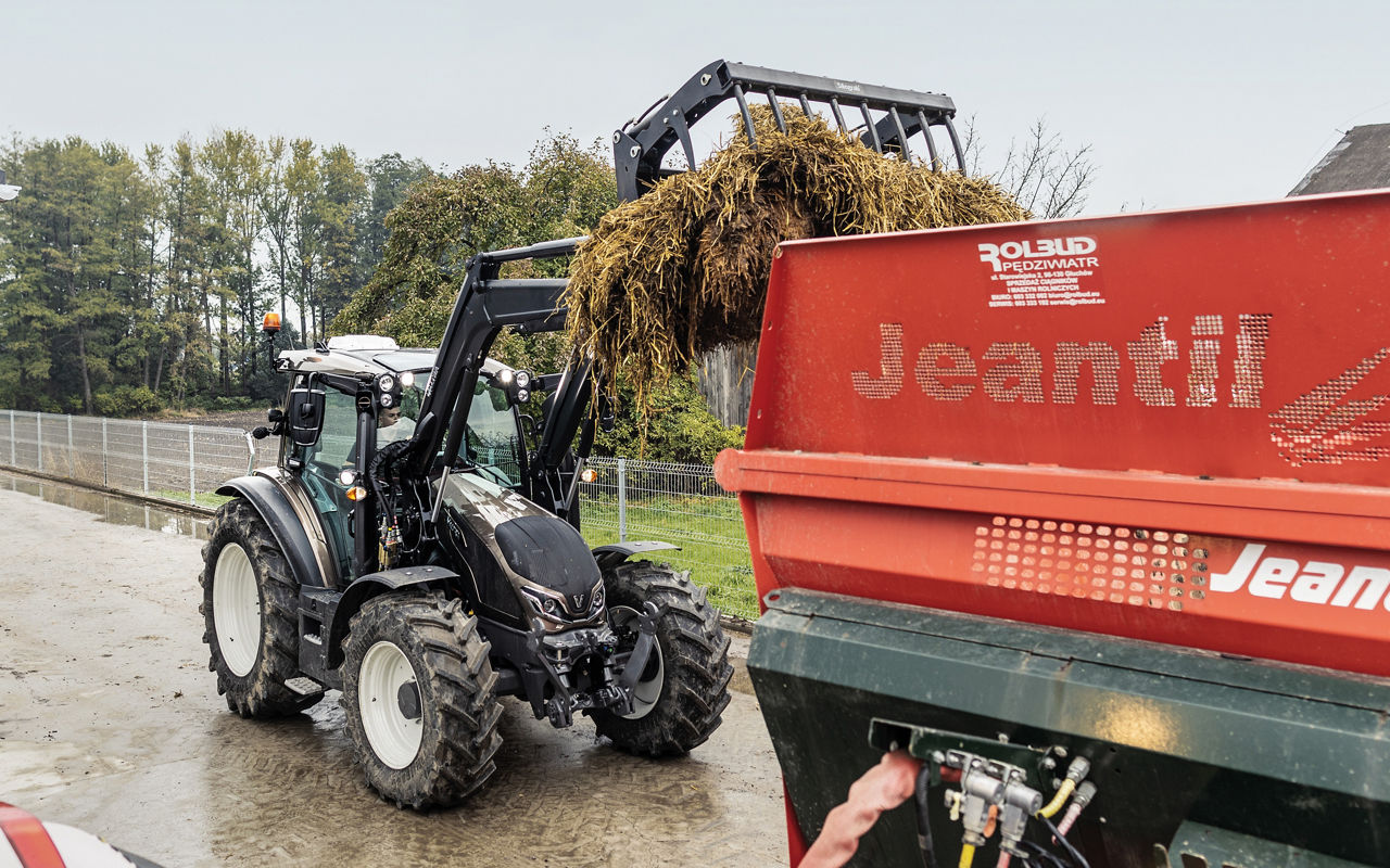 valtra-g-series-proven-loader-tractor_2500x4000.jpg