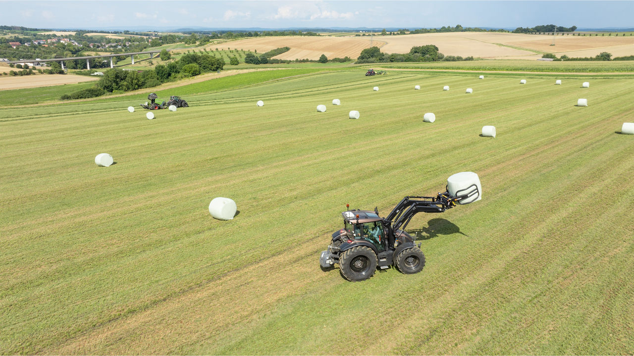 valtra-g-series-relaxed-loader-work_2250x4000.jpg