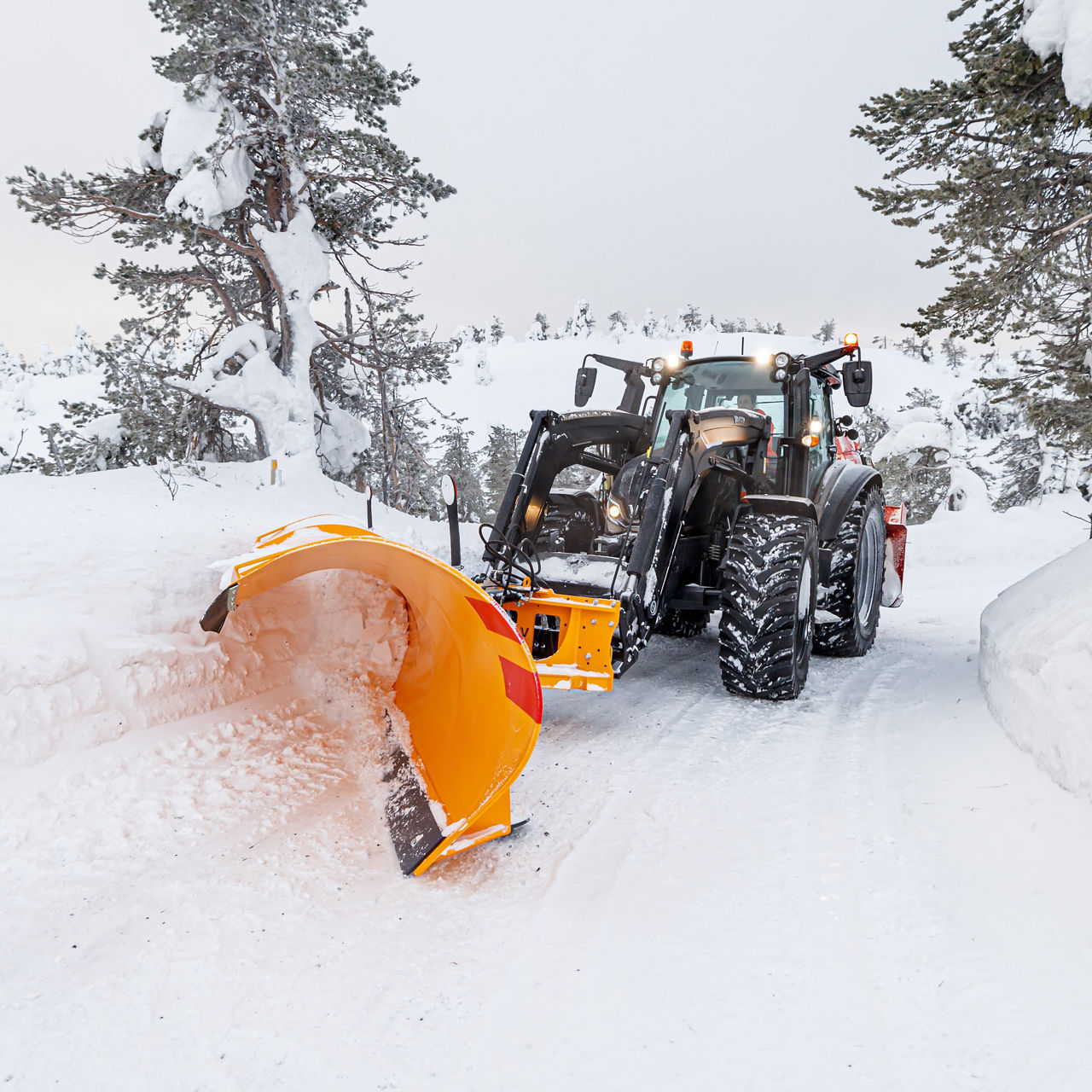 valtra-g-series-responsive-loader-tractor_4000x4000.jpg