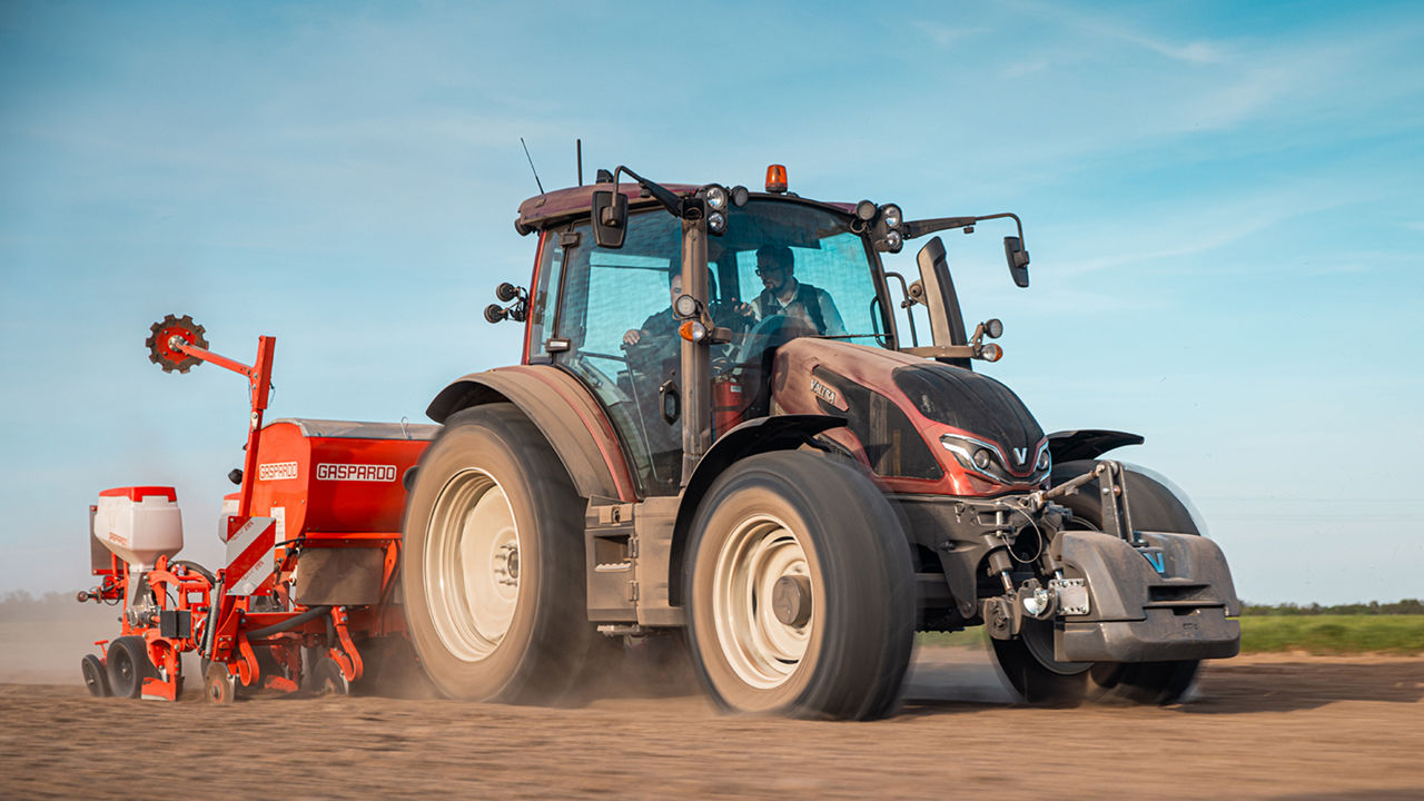 valtra-g-series-seeding_1600x900.jpg
