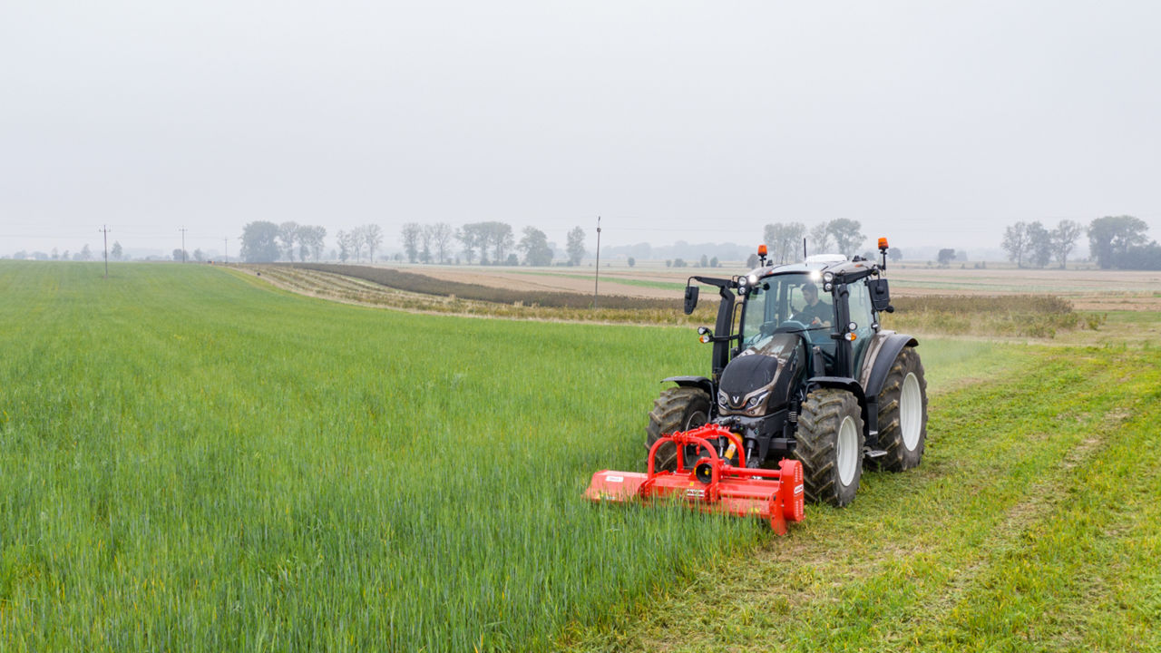 valtra-g-series-tractor-field-work-1600-900.jpg