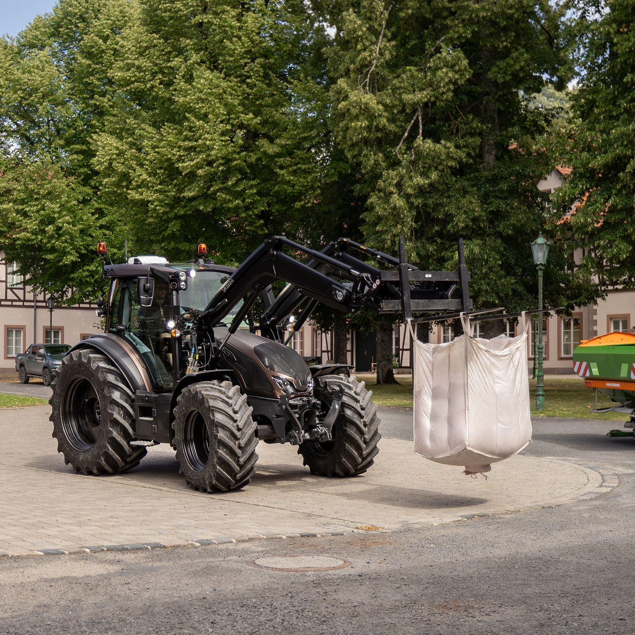 valtra-g-series-versatile-utility-tractor_4000x4000.jpg