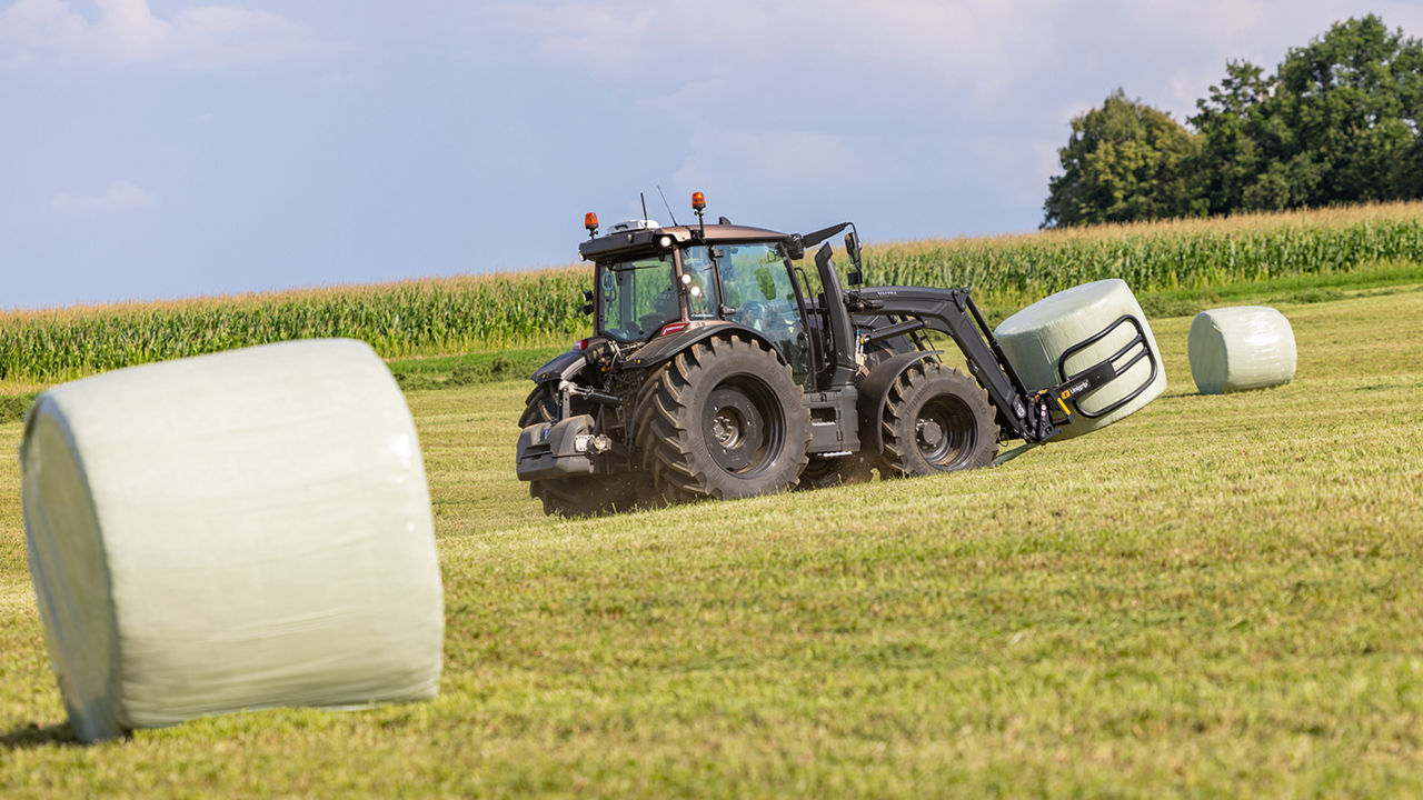valtra-multipurpose-farm-tractor-G135_1600x900.jpg