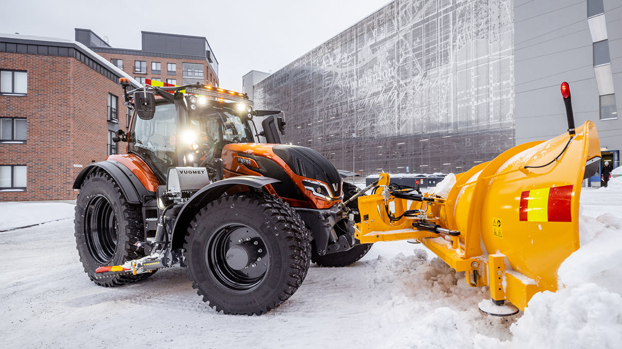 valtra-multipurpose-tractor-municipality_1600x900.jpg