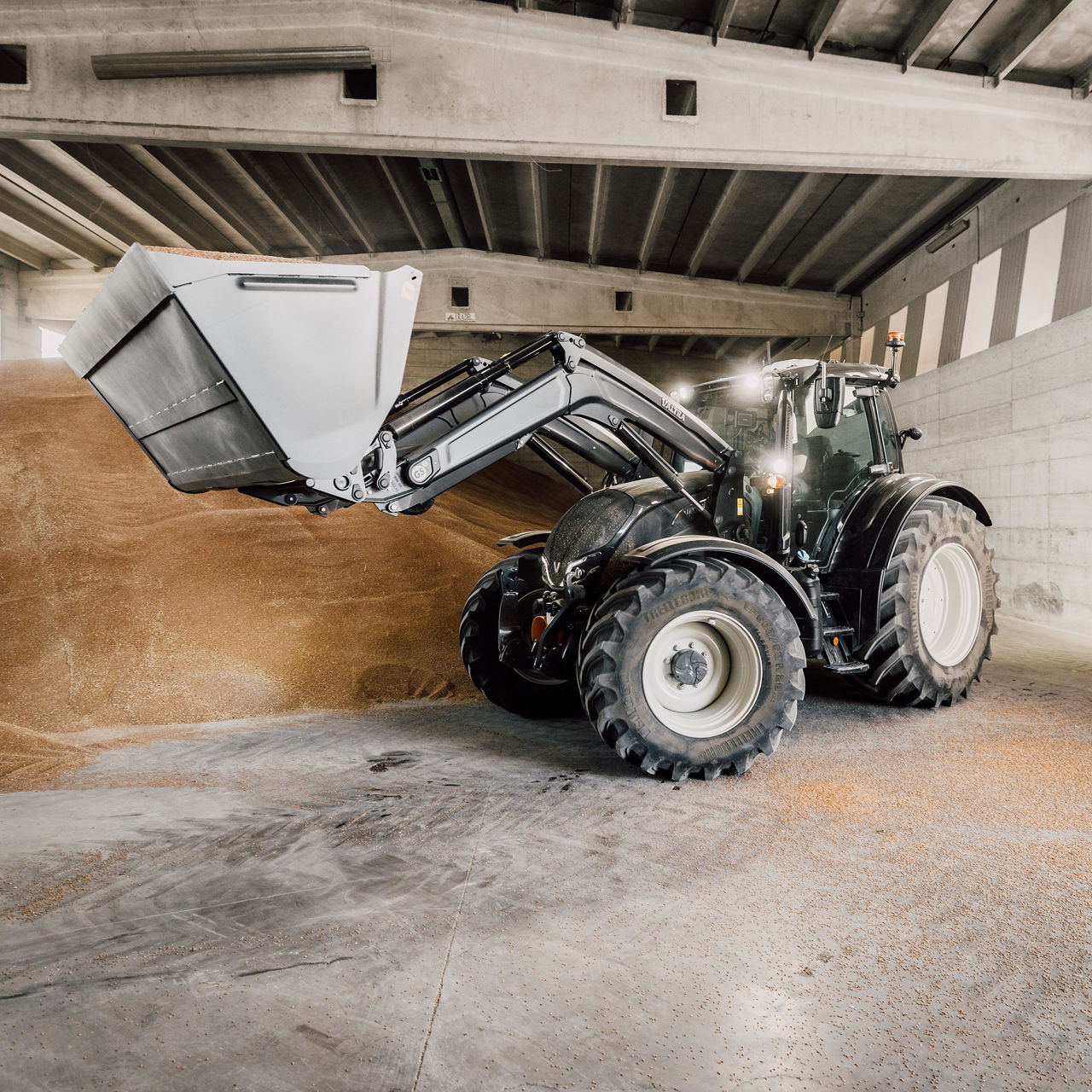 valtra-n-series-tractor-front-loader_4000x4000.jpg