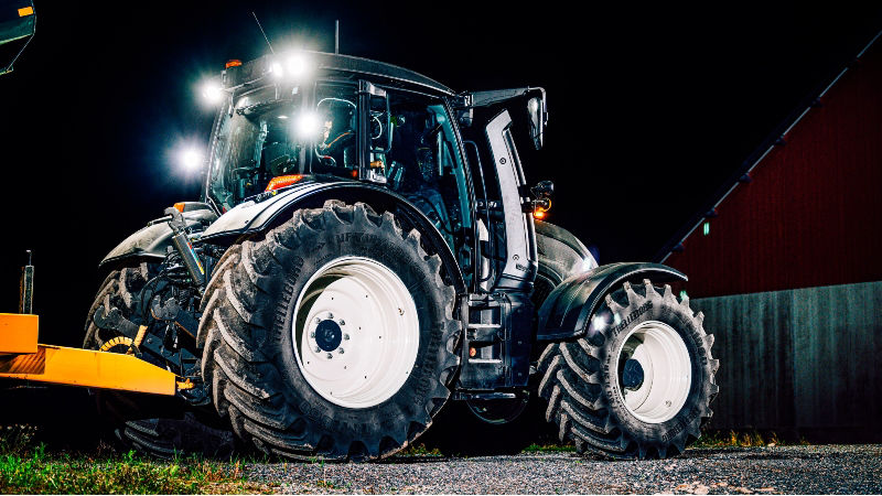 valtra-n-series-tractor-n175-5th-generation-lights-night-800-450.jpg