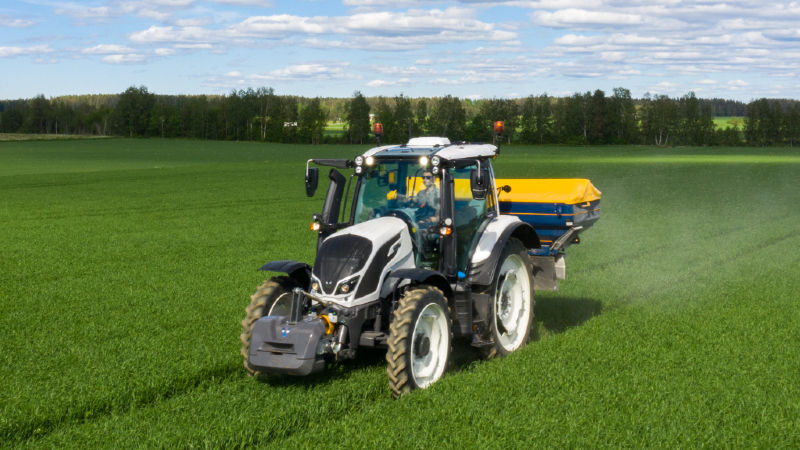 valtra-n-series-tractor-unlimited-fertiliser-drone-800-450.jpg