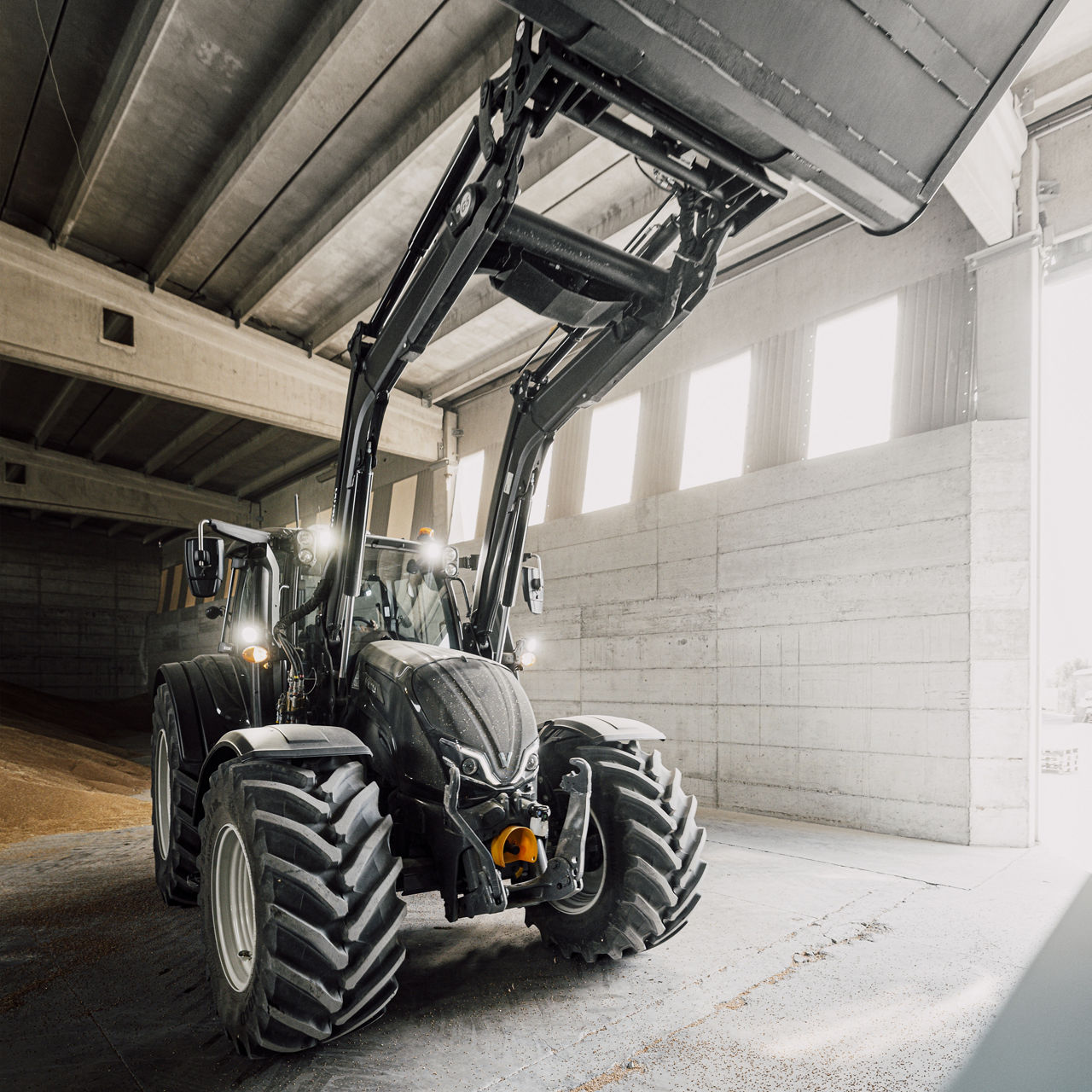 valtra-n-series-tractors-front-loaders_4000x4000.jpg