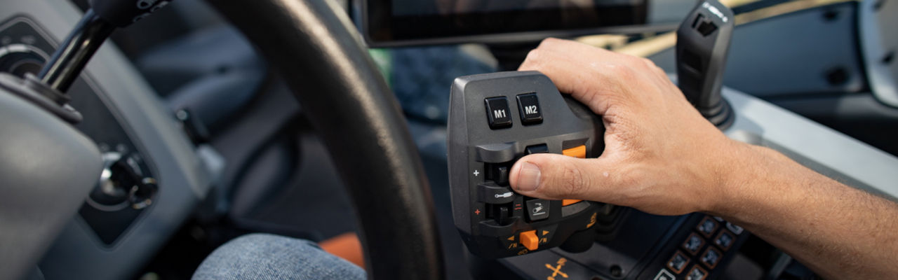 valtra-n-unlimited-img-kurikka2019-cabin-int-drivershand-0411-lowres-1600-500.jpg