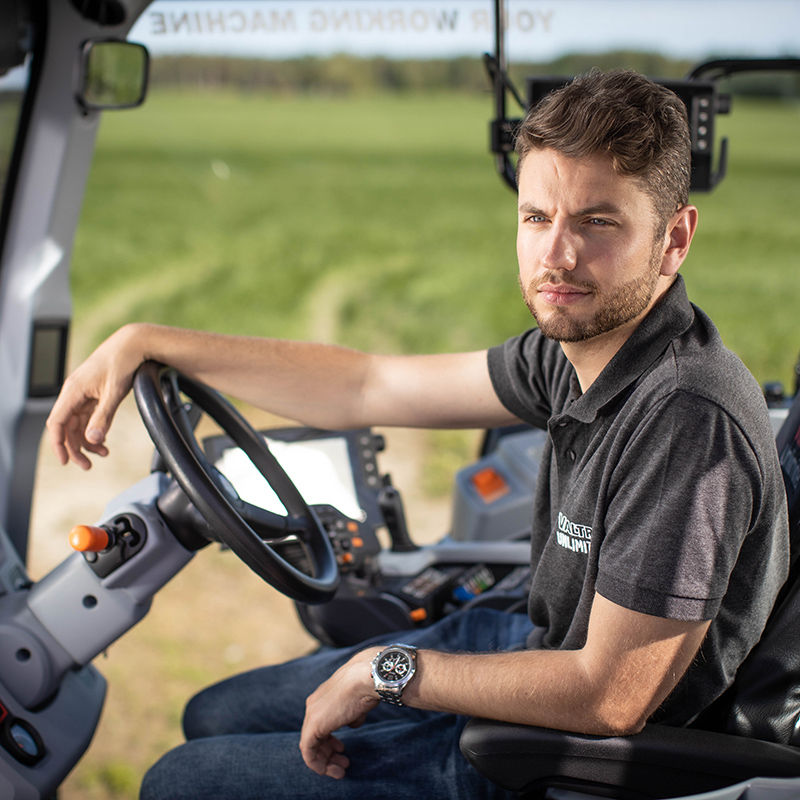 valtra-n-unlimited-img-kurikka2019-cabin-int-side-driver-0352-800.jpg