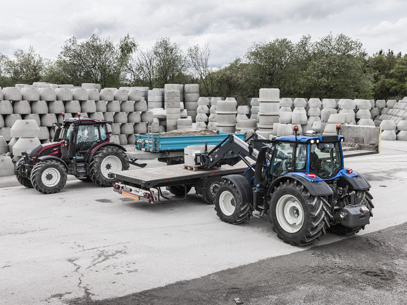 Valtra N-Serie mit Frontlader und Palettengabel