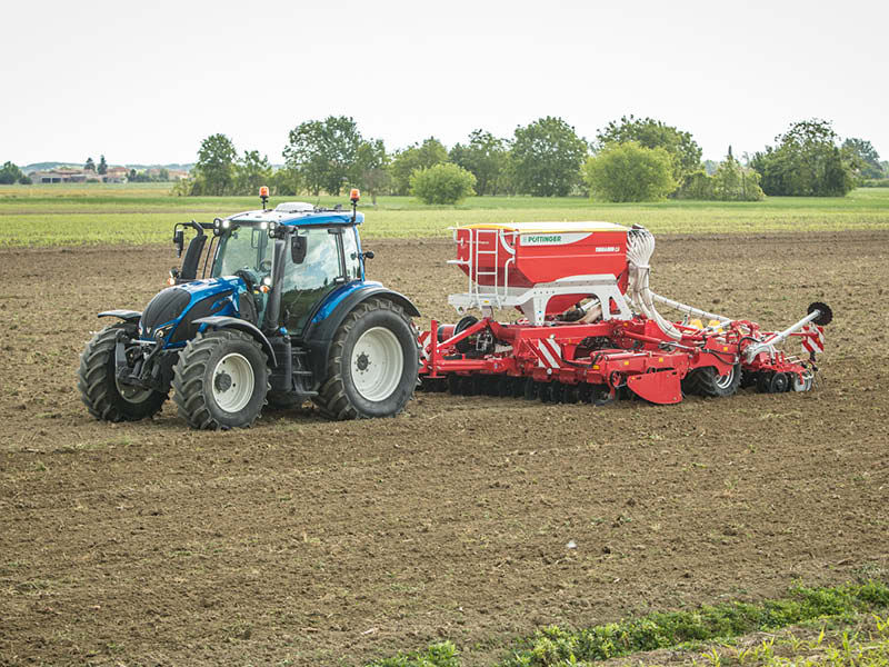 Valtra N-Serie mit Pöttinger Sämaschine gezogen