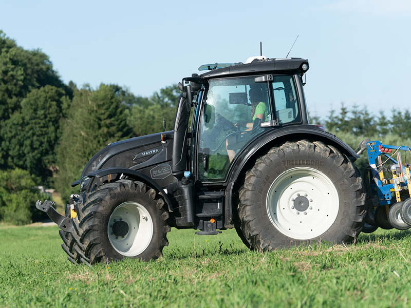 valtra-n4-wendigkeit-striegel_800x600.jpg