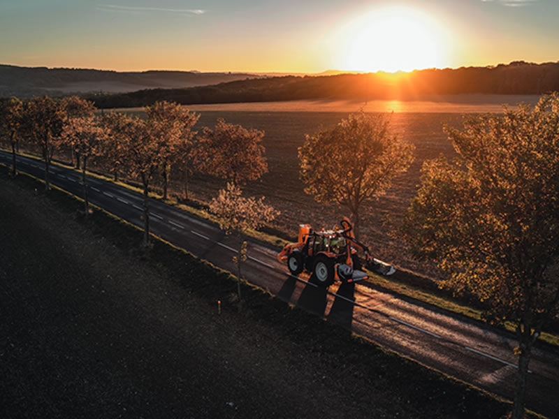 valtra-noremat-strasse-sonnenuntergang_800x600.jpg