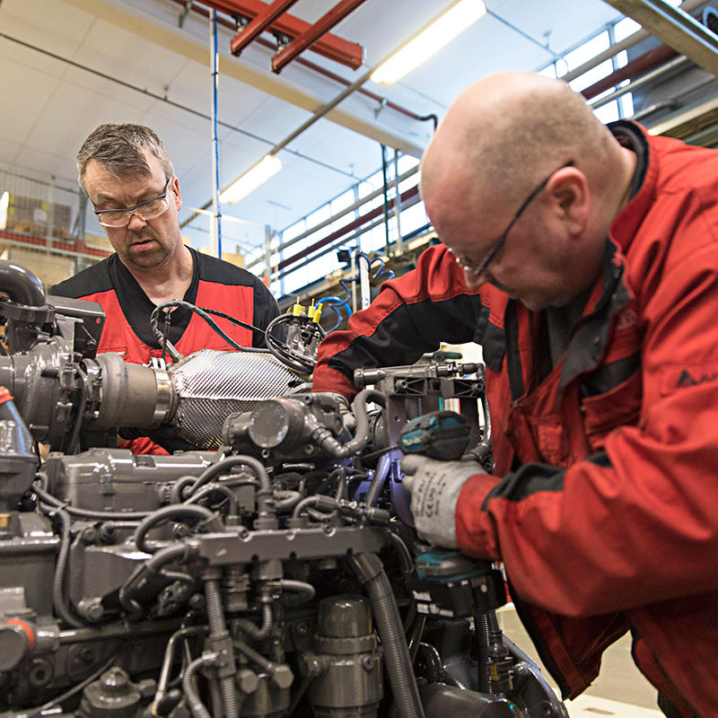 valtra-people-employee-career-factory2-800.jpg