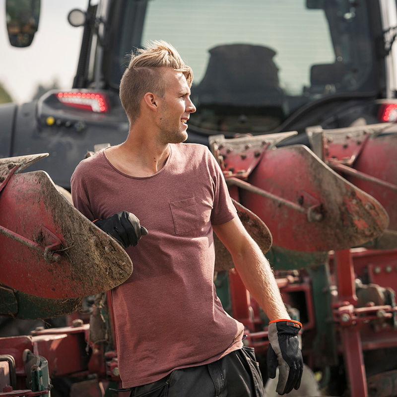 valtra-person-tractor-ploughger-summer-800.jpg