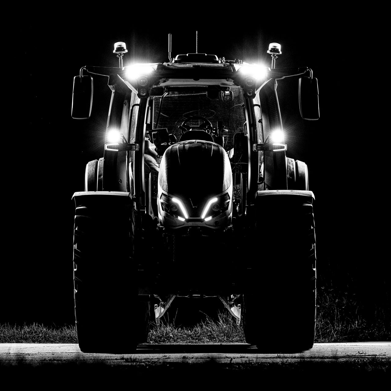 valtra-q-series-adaptive-lighting_4000x4000.jpg