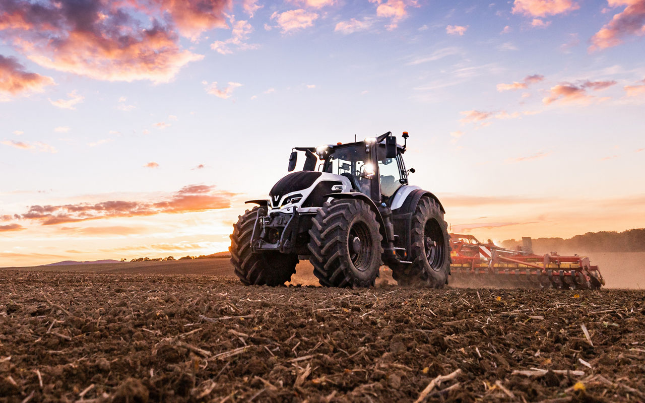 valtra-q-series-customised-tractor_4000x2500.jpg