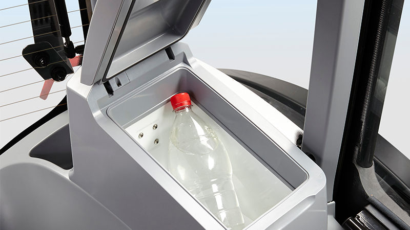 valtra-q-series-integrated-coolbox_800x450.jpg