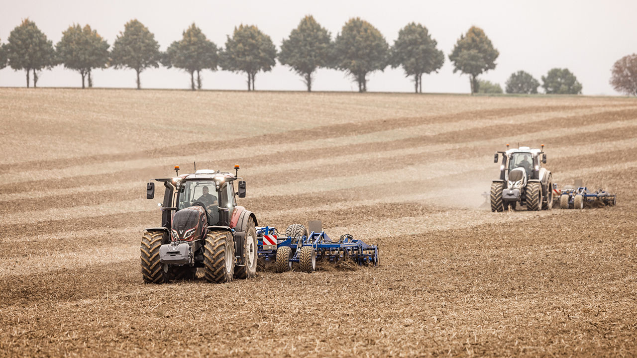 valtra-q-series-precision-ag-contracting-tractor_1600x900.jpg