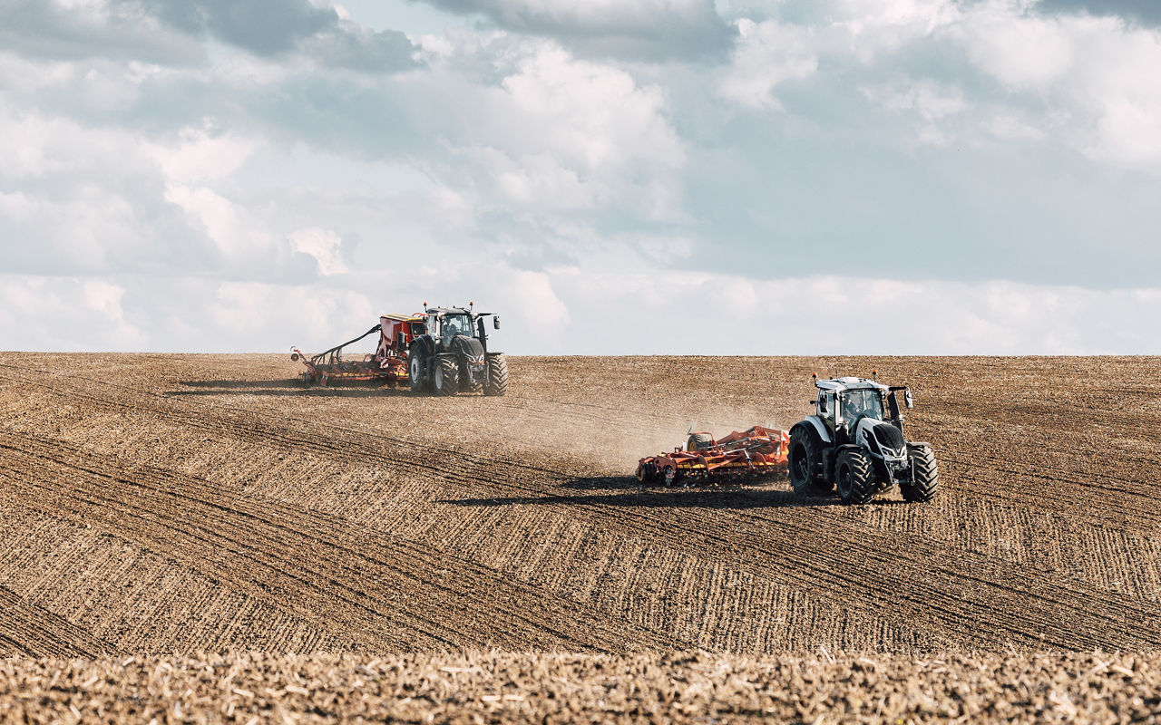 valtra-q-series-professional-tractor_4000x2500.jpg