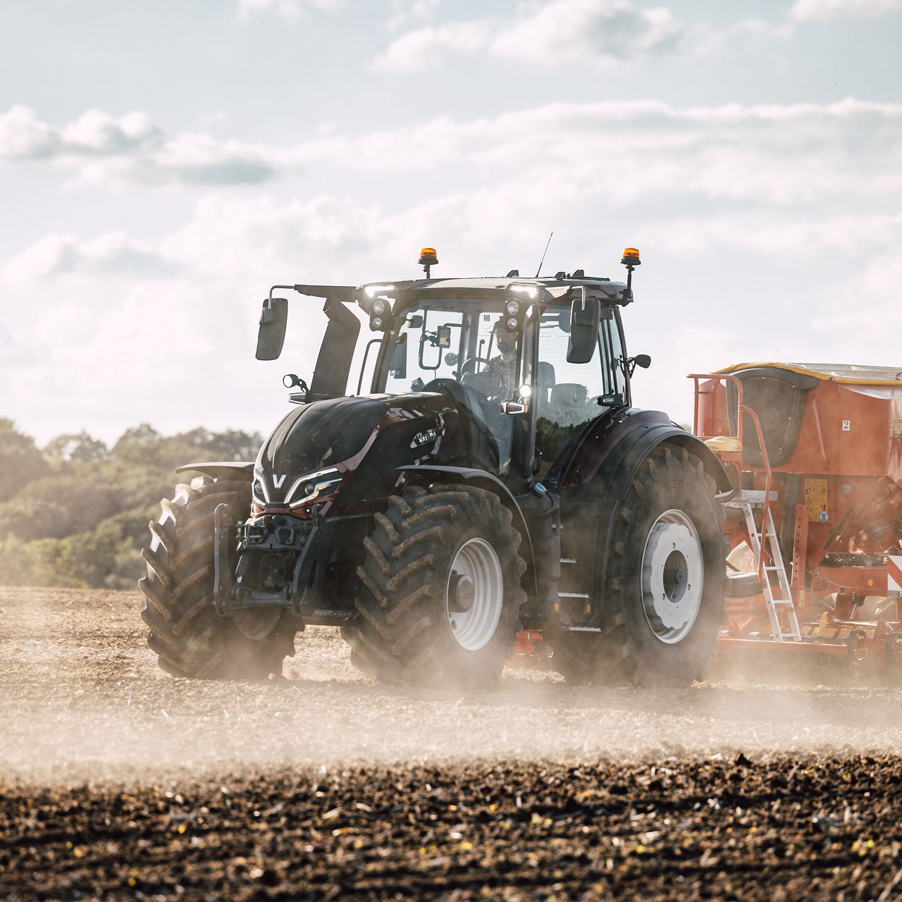 valtra-q-series-tractor-for-large-farms_4000x4000.jpg