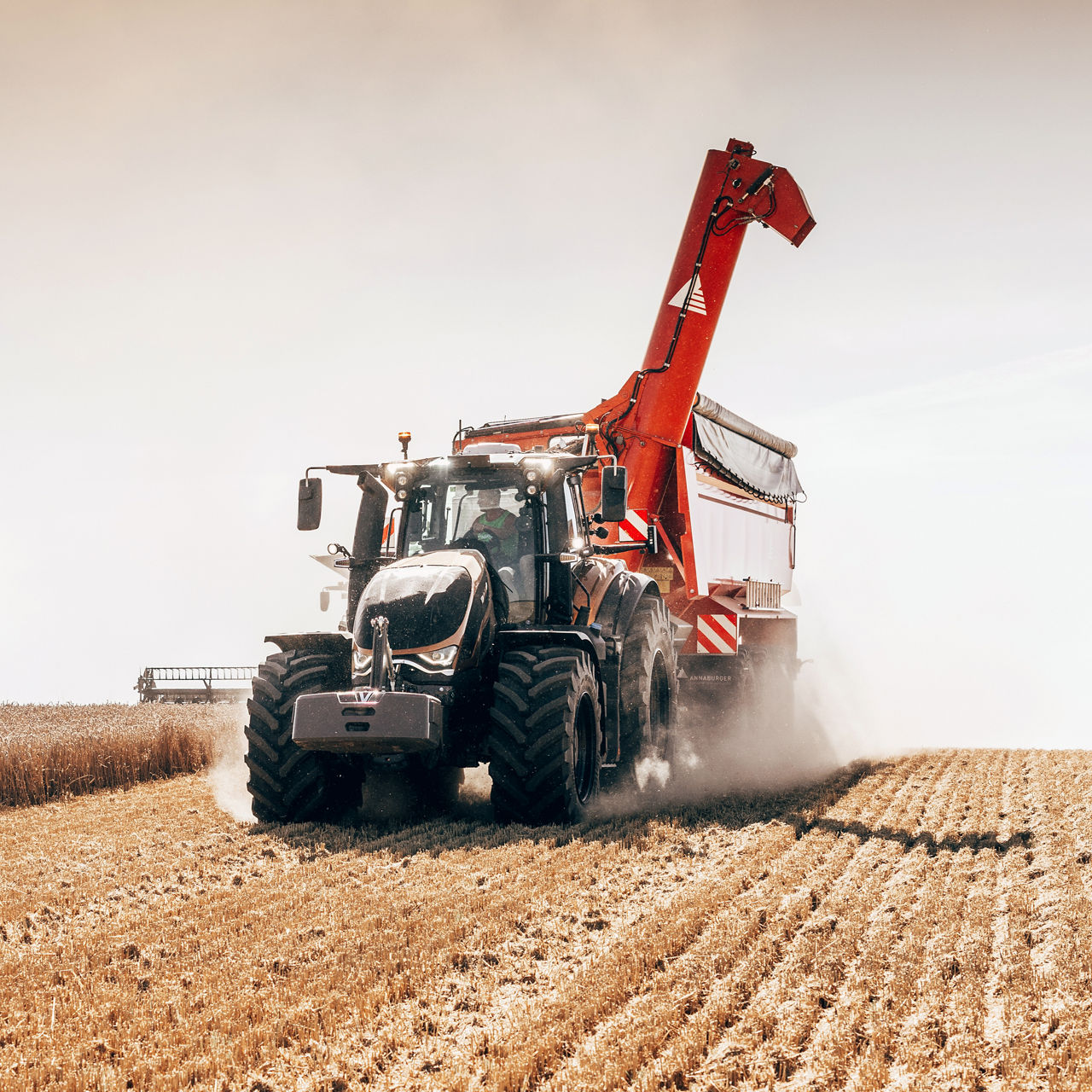 valtra-s-series-contracting-tractor_4000x4000.jpg