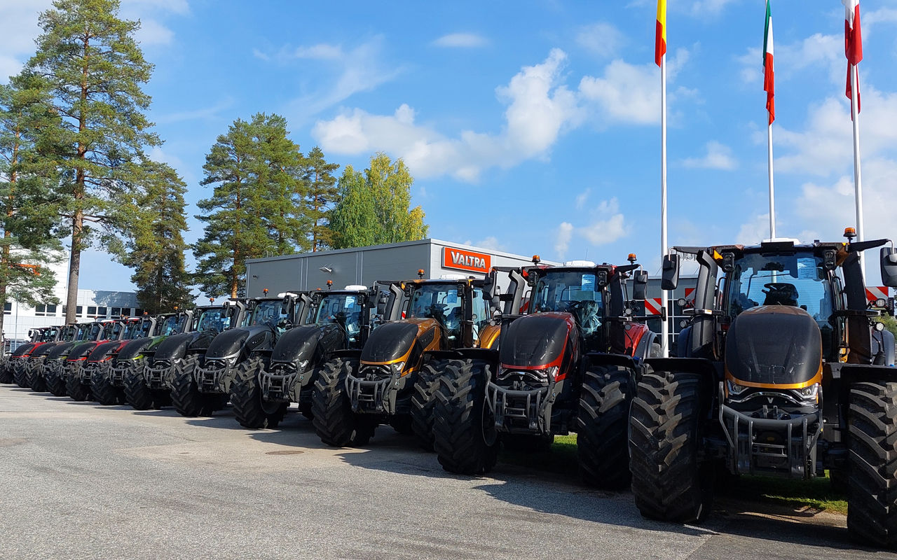 valtra-s-series-customised-tractor_4000x2500.jpg