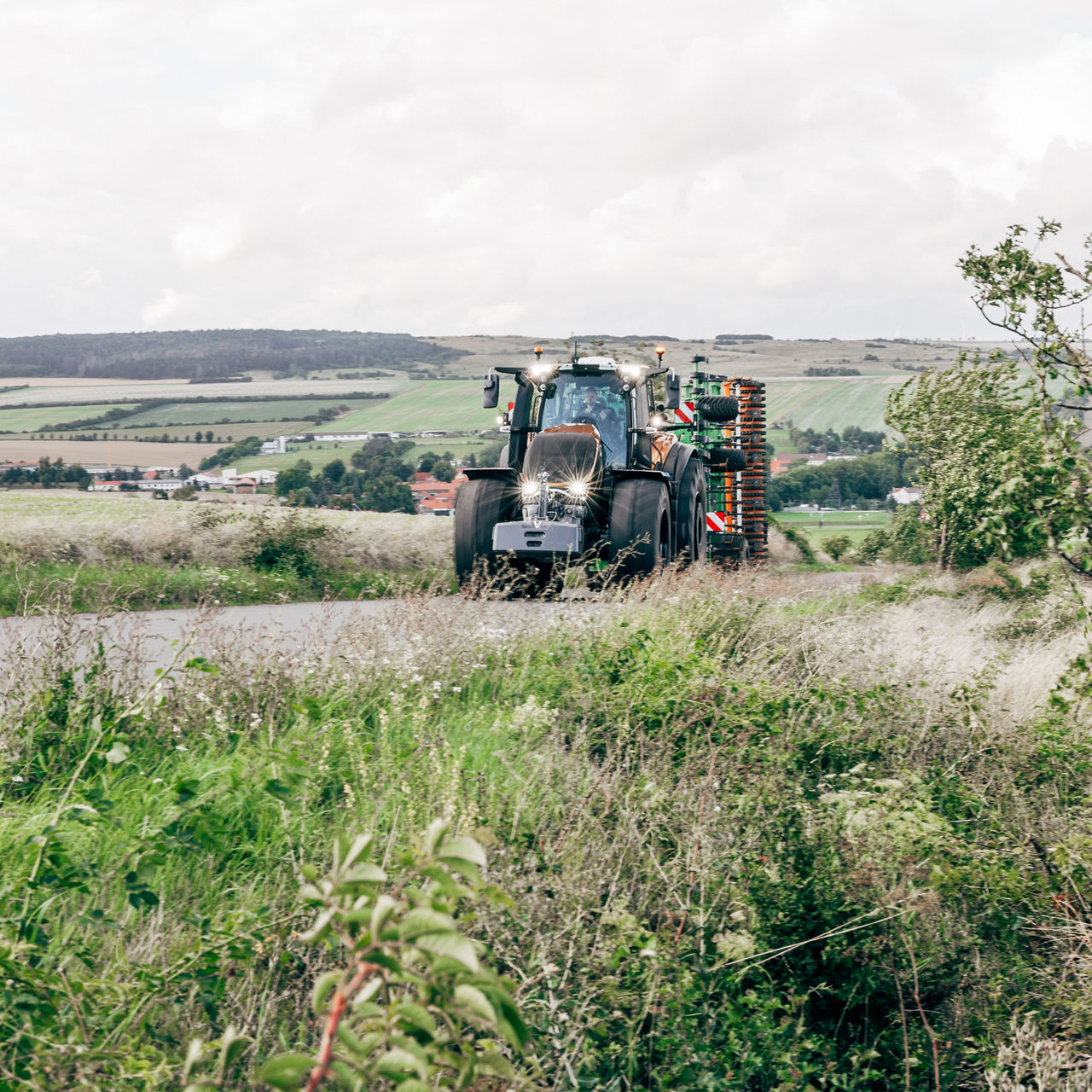 valtra-s-series-daytime-running-lights_4000x4000.jpg
