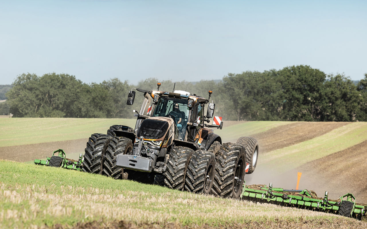 valtra-s-series-high-horsepower-low-weight-tractor_4000x2500.jpg
