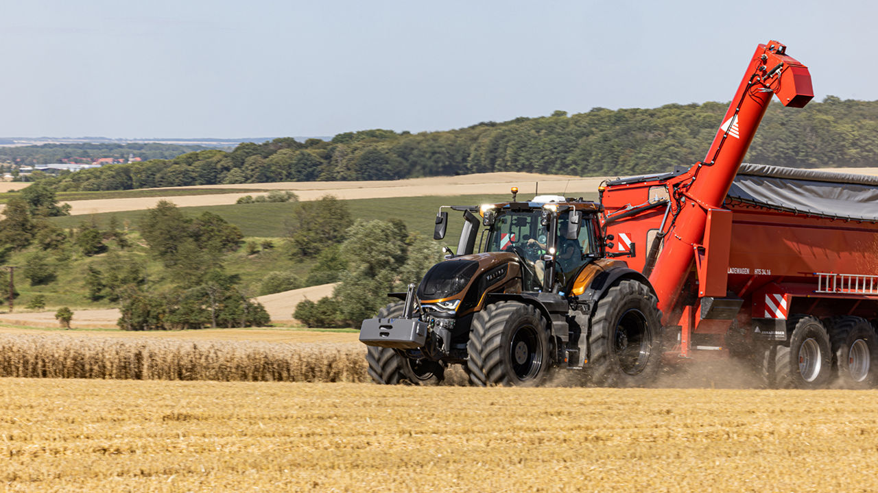 valtra-s-series-high-horsepower-tractor-for-harvest-transport_1600x900.jpg