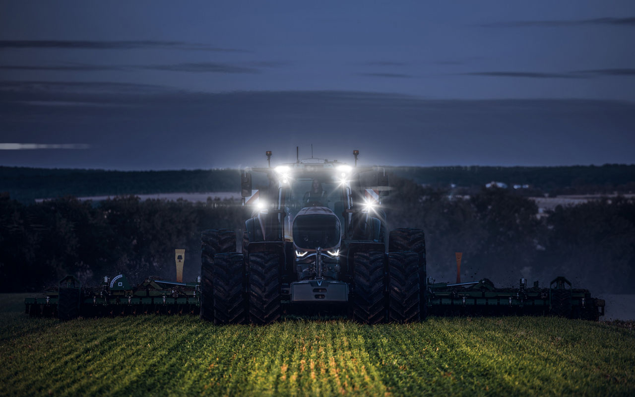 valtra-s-series-led-worklights_4000x2500.jpg