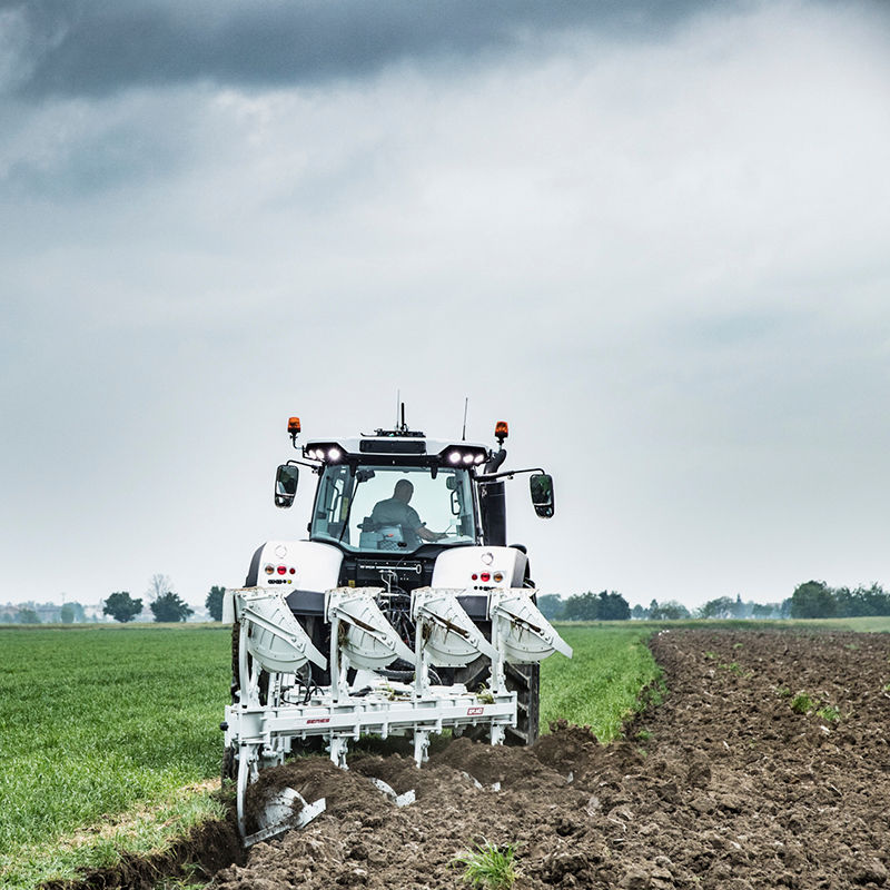 valtra-s4-series-tractor-on-field-ploughing-800.jpg