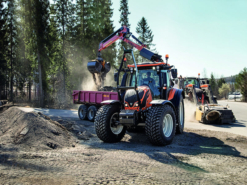 Valtra N-Serie mit Kiesgreifer