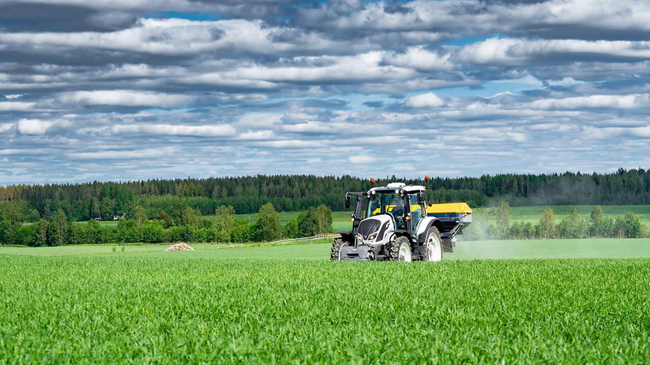 valtra-section-control-improved-yield_1600x900.jpg