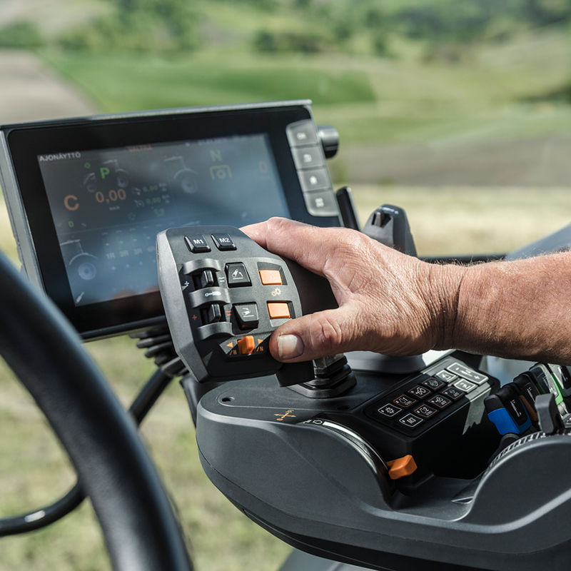 valtra-smarttouch-armrest-drivelever-detail3.jpg