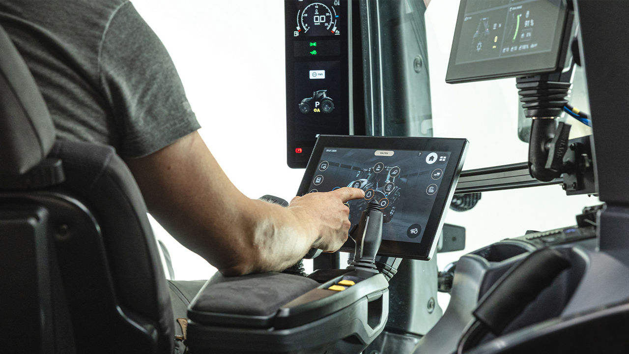 valtra-smarttouch-gen2-smart-a-pillar-second-screen_1600x900.jpg