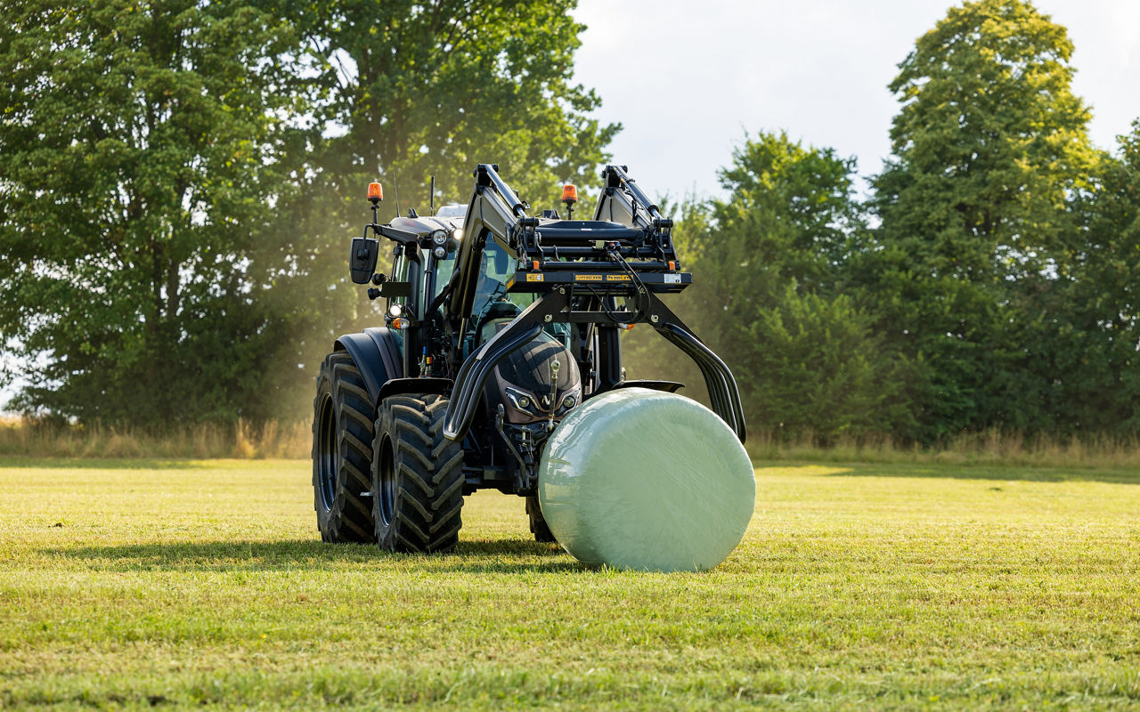 valtra-strong-front-loader-tractos-g135_4000x2500.jpg