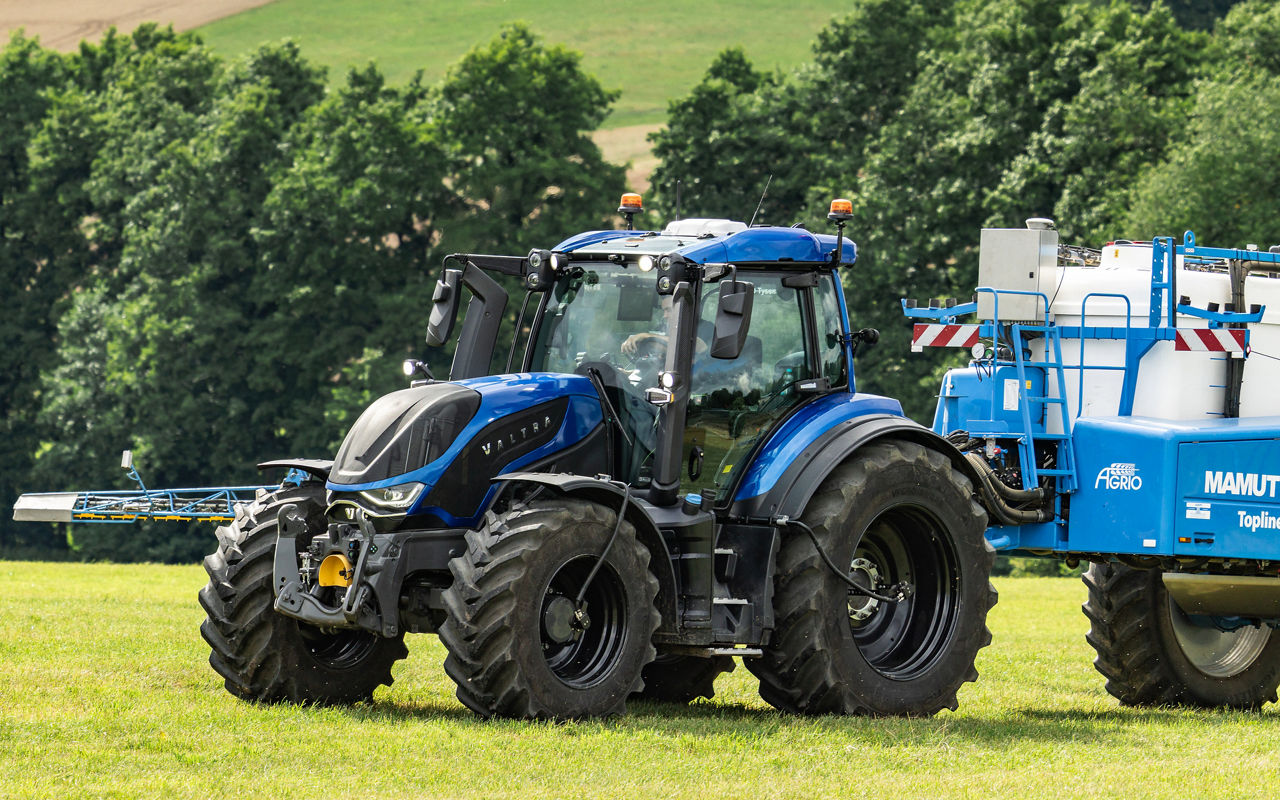valtra-t-series-hydraulics-and-linkage_4000x2500.jpg