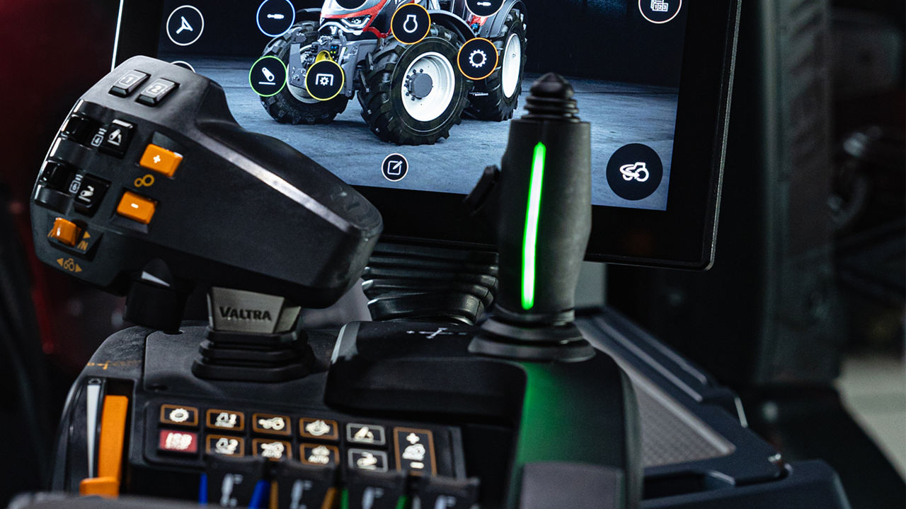 valtra-t-series-smart-joystick-light_1600x900.jpg