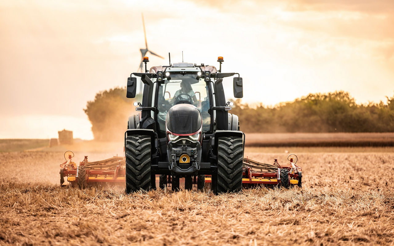 valtra-t-series-tractor-built-to-feel-instinctive_4000x2500.jpg