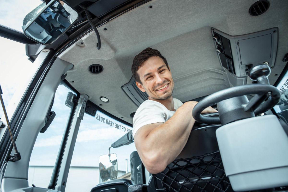 valtra-t-series-unlimited_traktorin_kuljettaja-1200x800.jpg