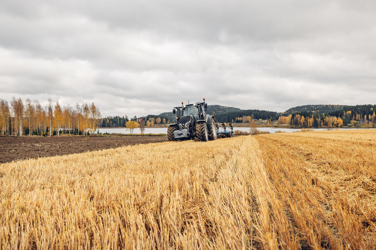 valtra-t155-brown-plowing-img-puupola-2020-8613hires.jpg