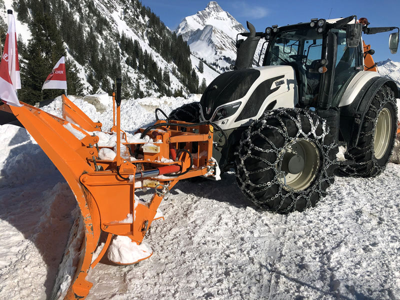 Valtra T234 mit Kahlbacher Schneeschild und Schneefräse