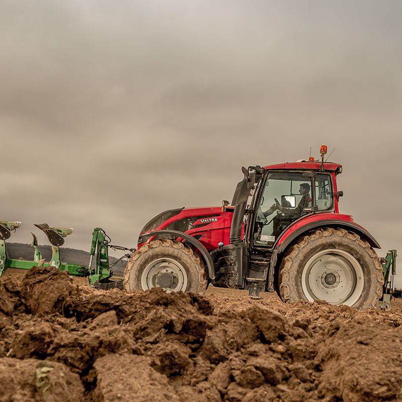 valtra-t4-series-france-plough-red-2017.jpg