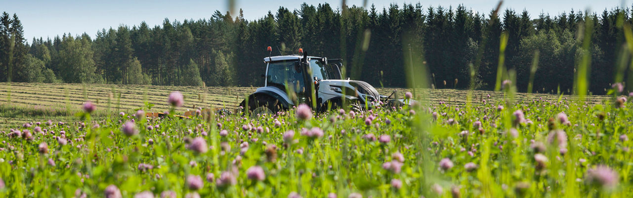 valtra-tseries-tractor-grassland-news-1600.jpg