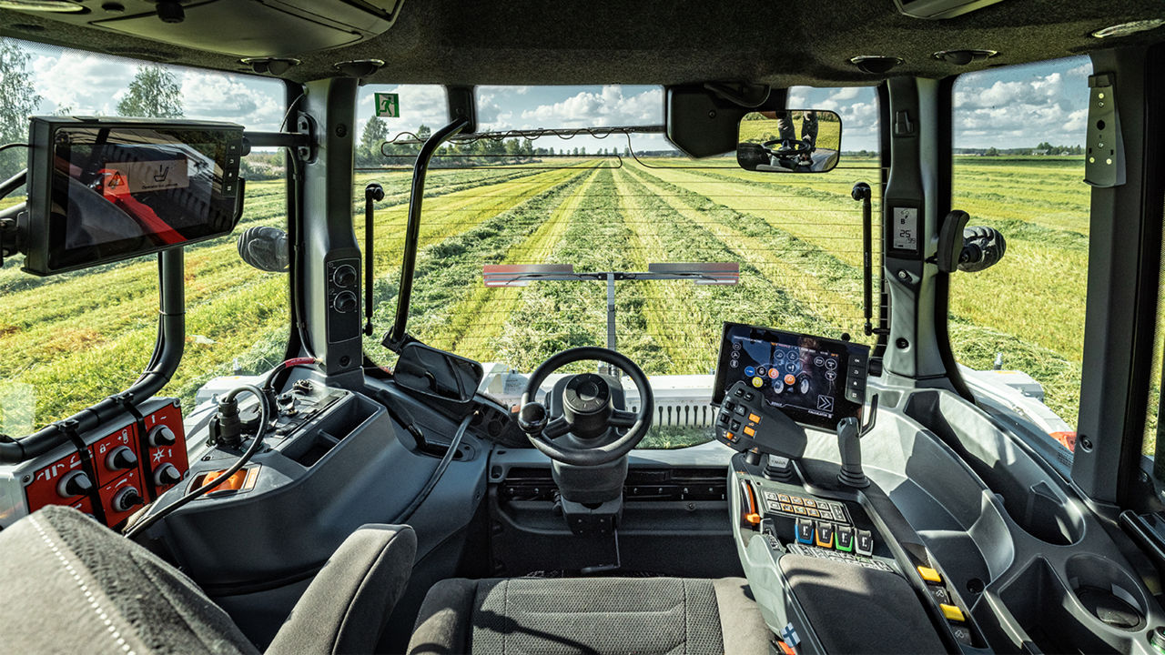 valtra-twintrac-cab-view_1600x900.jpg