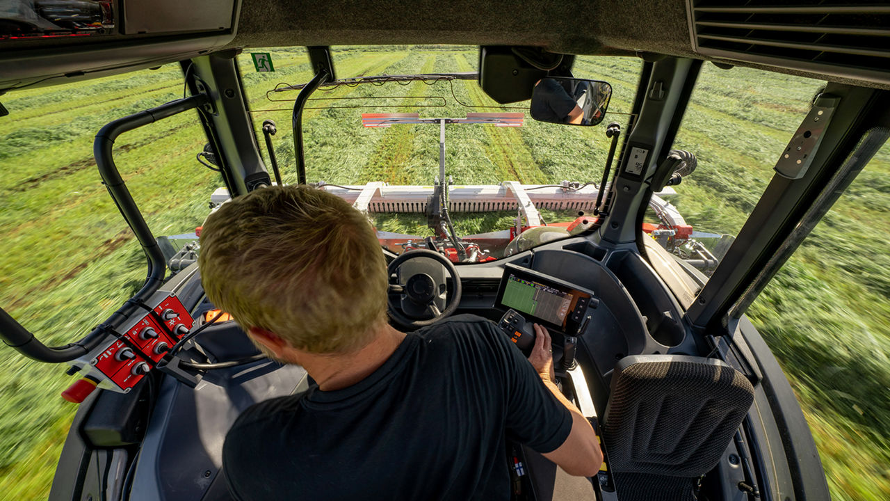 valtra-twintrac-faster-tractor-work_1600x900.jpg